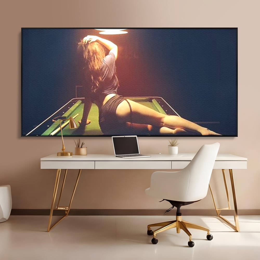 Tablou canvas cu tablou canvas cu silueta feminina pe masa de biliard, in rama de aluminiu negru, pe perete intr-un birou